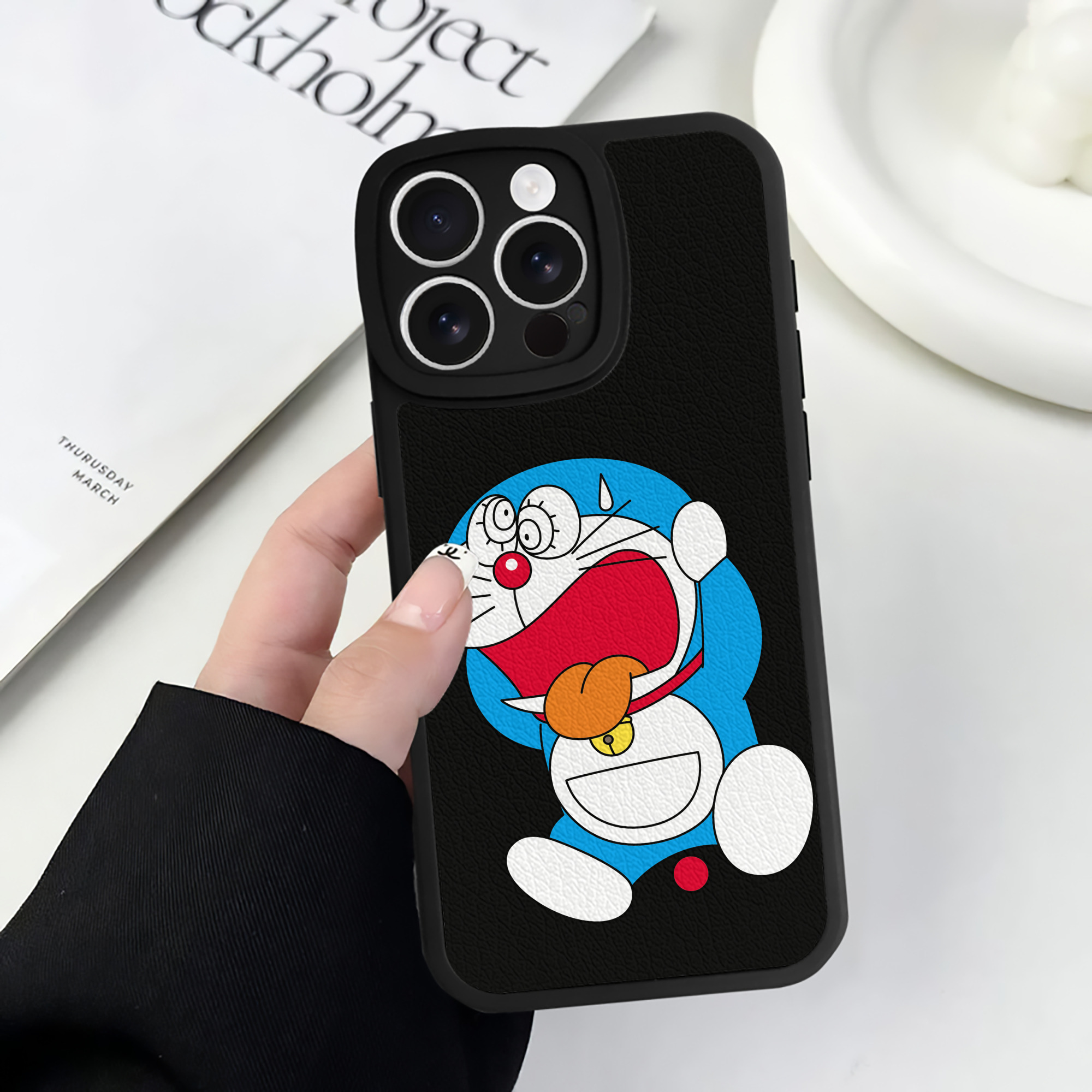 （画像用） ドラえもん Doraemon 【iPhone 16シリーズ対応】シリコンスマホケース（レザー調） 材質：シリコン